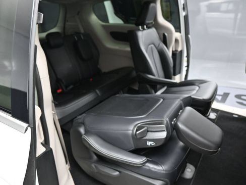 Used 2024 Chrysler Pacifica Limited FWD image 18