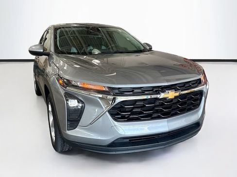 Used 2024 Chevrolet Trax LS w/ LS Convenience Package FWD image 3