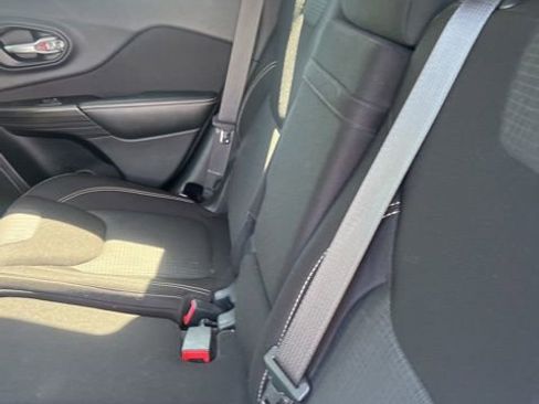 Used 2015 Jeep Cherokee Latitude AWD/4WD image 12