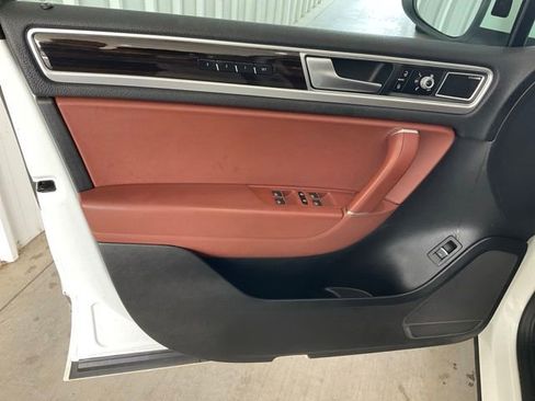 Used 2016 Volkswagen Touareg Executive AWD/4WD image 4