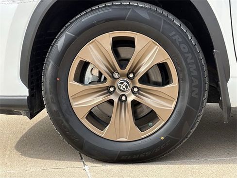 Used 2023 Toyota Highlander Bronze Edition image 5