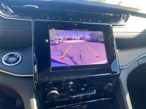 New 2025 Jeep Grand Cherokee Altitude image 19