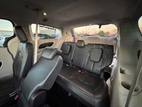 Used 2018 Chrysler Pacifica Touring-L image 12