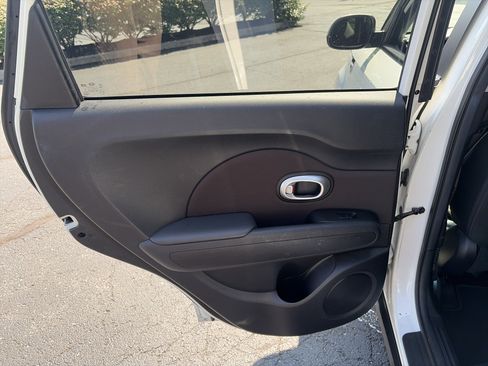 Used 2015 Kia Soul + FWD image 18