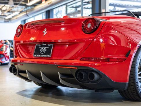Used 2015 Ferrari California T RWD image 19