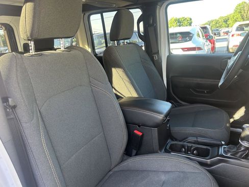 Used 2025 Jeep Wrangler Unlimited Sahara AWD/4WD image 10