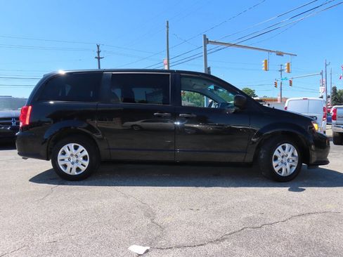 Used 2019 Dodge Grand Caravan SE FWD image 6