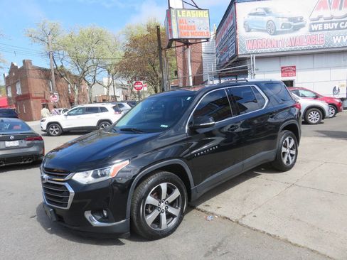 Used 2018 Chevrolet Traverse LT image 2