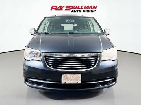 Used 2014 Chrysler Town & Country Touring-L FWD image 2