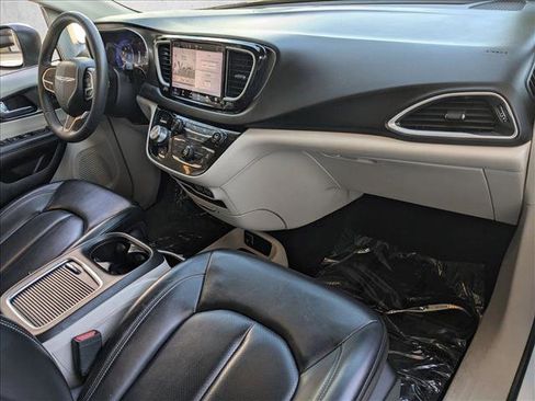 Used 2023 Chrysler Pacifica Touring-L image 21