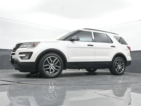 Used 2017 Ford Explorer Sport w/ Equipment Group 401A AWD/4WD image 45