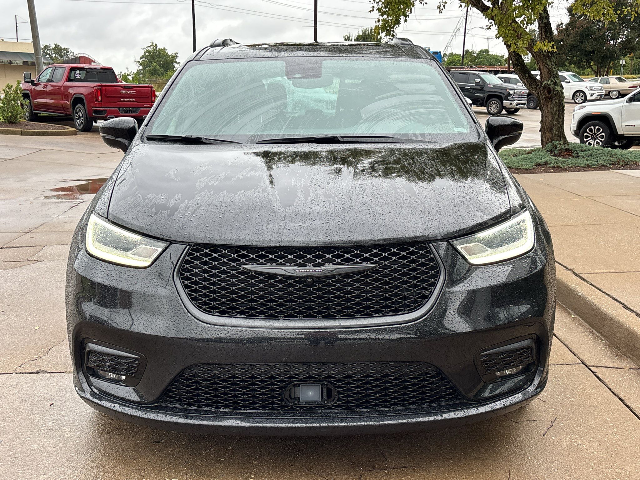 Used 2025 Chrysler Pacifica Limited FWD image 3