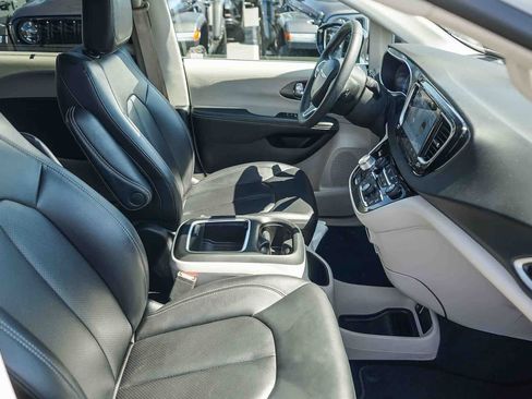 Used 2024 Chrysler Pacifica Touring-L image 14