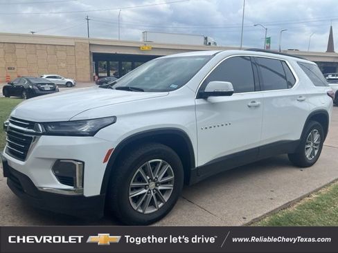 Used 2023 Chevrolet Traverse LT image 2