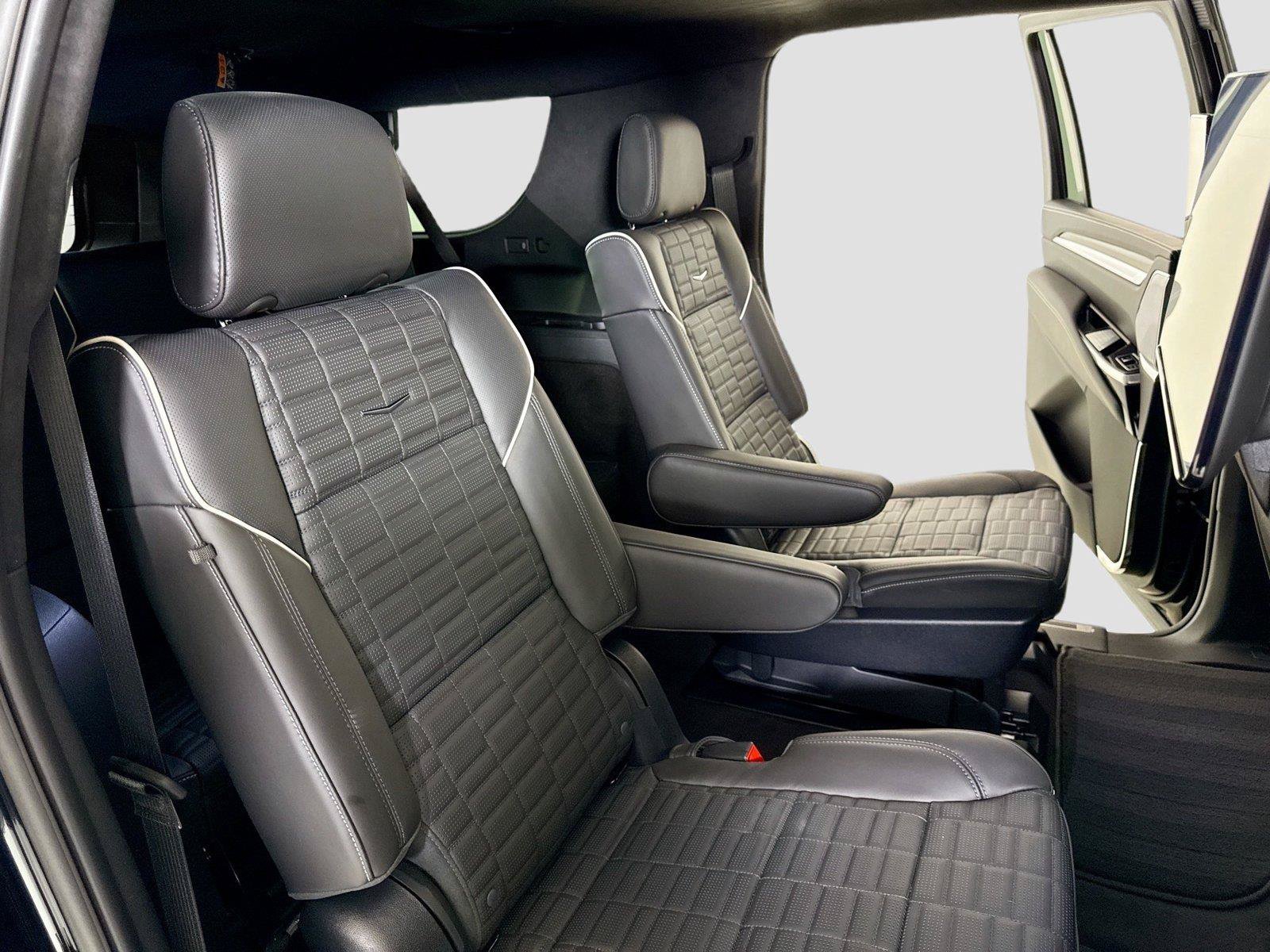Used 2025 Cadillac Escalade ESV V w/ LPO, ONYX Package AWD/4WD image 32