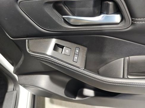 Used 2025 Nissan Rogue SL image 25