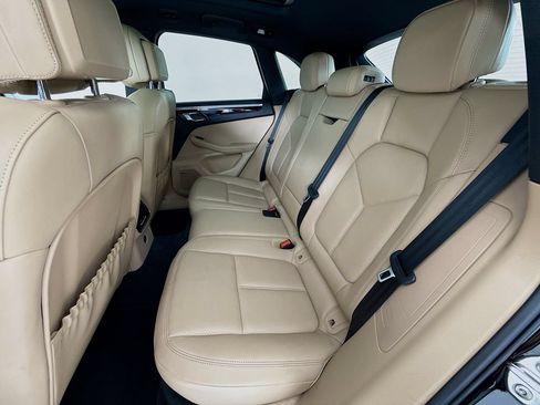 Certified 2022 Porsche Macan AWD/4WD image 24