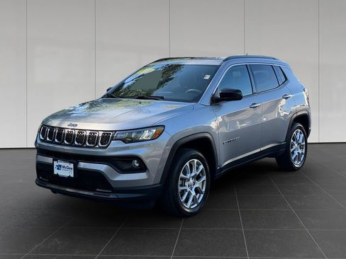 Used 2023 Jeep Compass Latitude w/ Sun and Sound Group AWD/4WD image 1