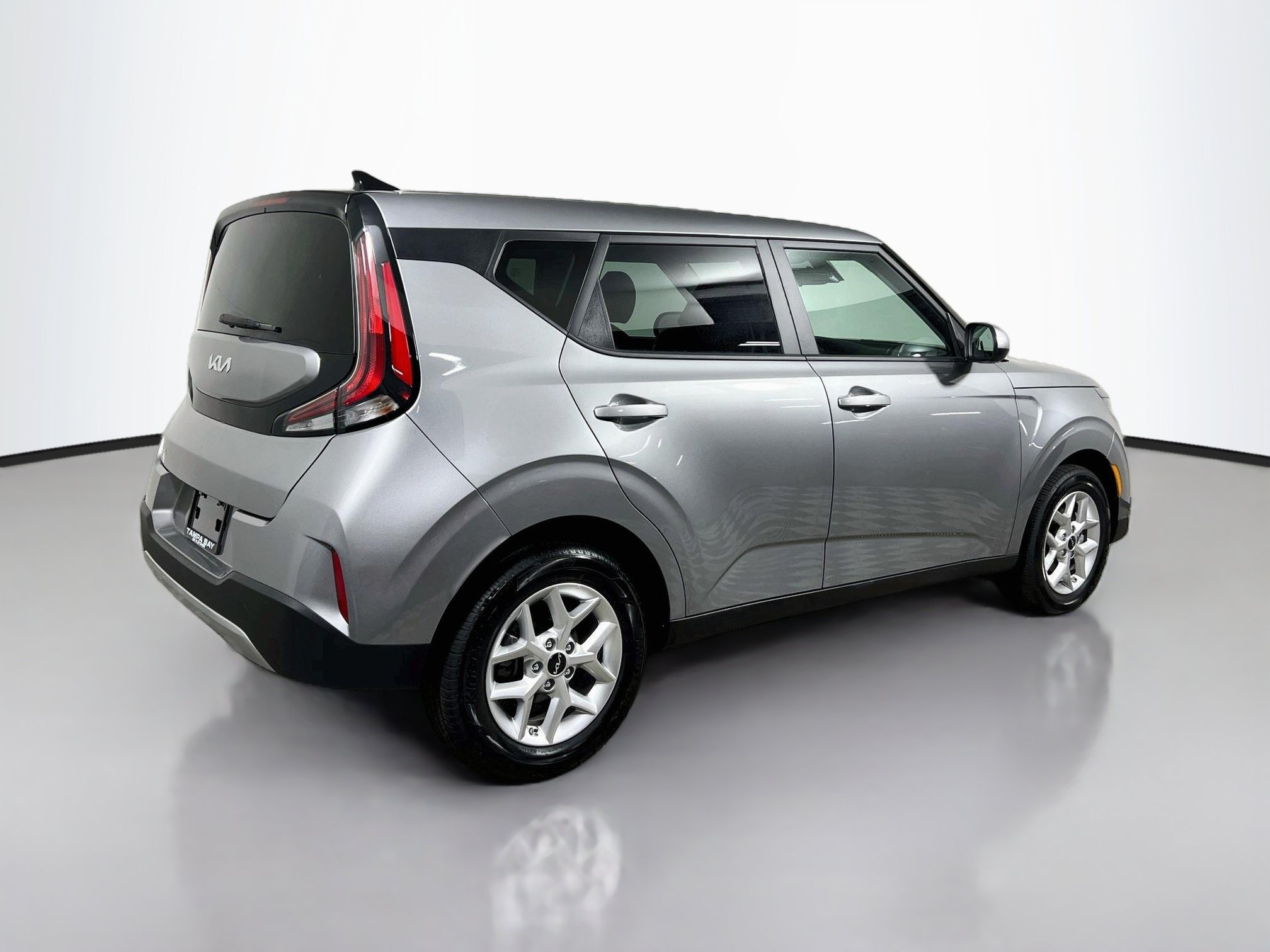 Used 2025 Kia Soul LX w/ LX Technology Package FWD image 4