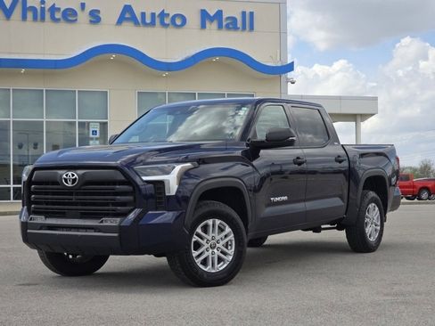 Used 2022 Toyota Tundra SR5 w/ SR5 Convenience Package AWD/4WD image 2