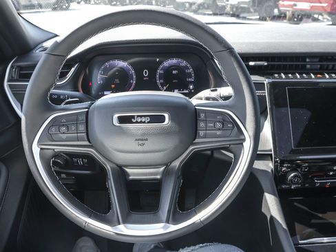 New 2025 Jeep Grand Cherokee Altitude image 28