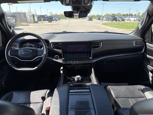 Used 2023 Jeep Wagoneer 4WD w/ Premium Group I image 10