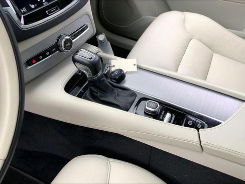 Used 2021 Volvo XC90 T5 Momentum w/ Climate Package image 17