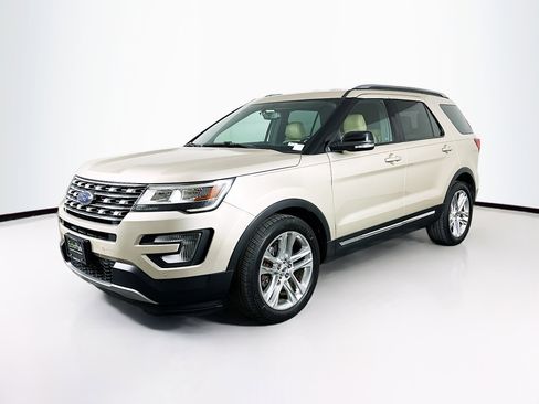 Used 2017 Ford Explorer XLT w/ Equipment Group 202A image 3