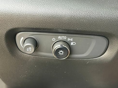 Used 2023 Chevrolet Traverse LT FWD image 23