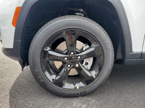 New 2025 Jeep Grand Cherokee L Altitude image 10