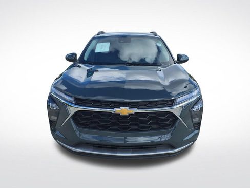 Used 2025 Chevrolet Trax LT FWD image 2