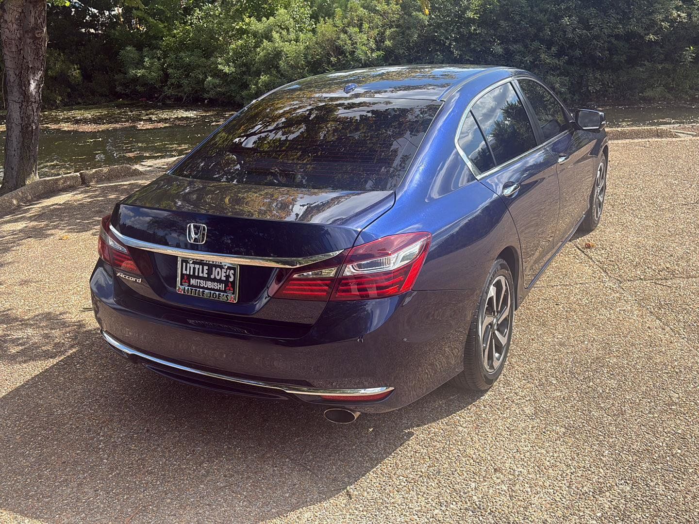 Used 2017 Honda Accord EX image 5