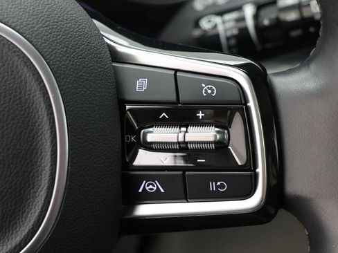 Used 2024 Kia Carnival LX image 20