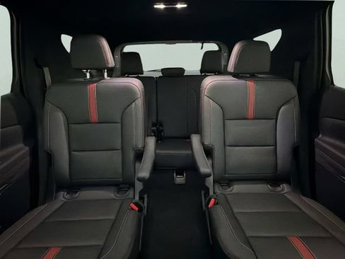 Used 2024 Chevrolet Traverse RS FWD image 17