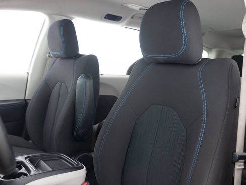 Used 2021 Chrysler Pacifica Touring image 22