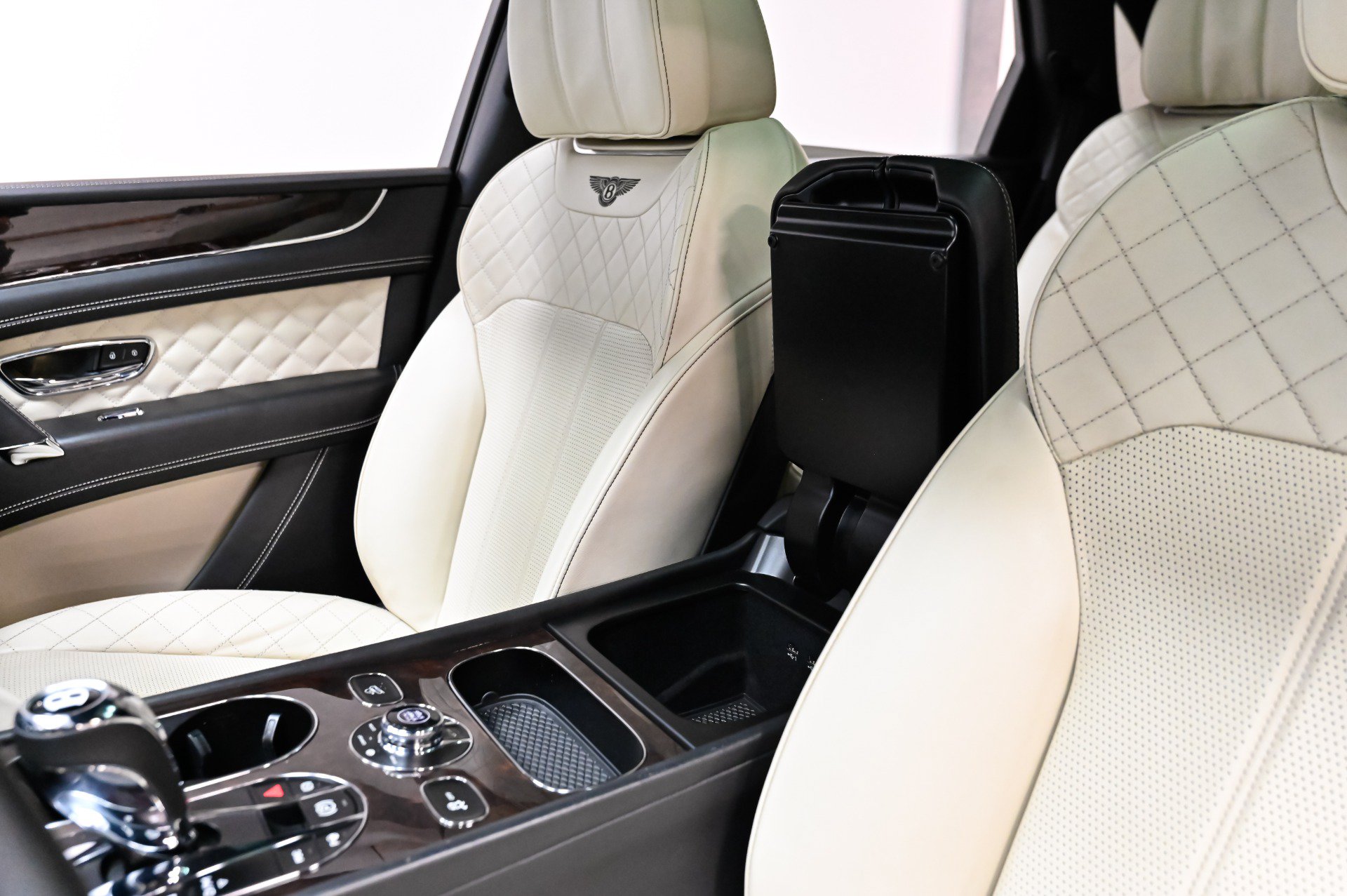 Used 2018 Bentley Bentayga w/ Black Specification AWD/4WD image 22