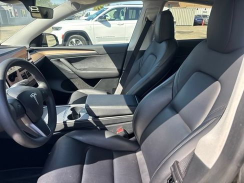 Used 2024 Tesla Model Y 2WD image 9