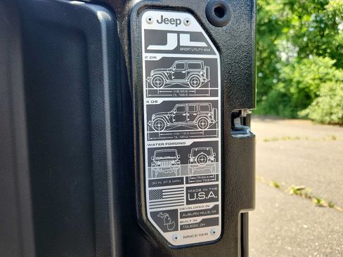 Used 2021 Jeep Wrangler Unlimited Sahara AWD/4WD image 29