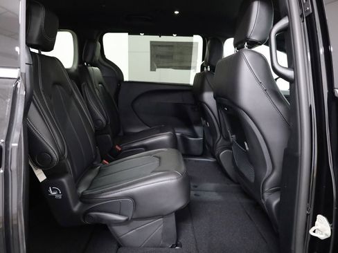 New 2026 Chrysler Pacifica Select image 13