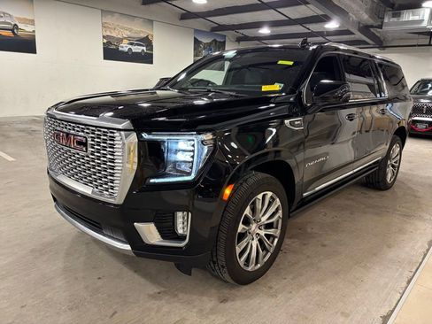 Used 2021 GMC Yukon XL Denali w/ Denali Premium Package image 2