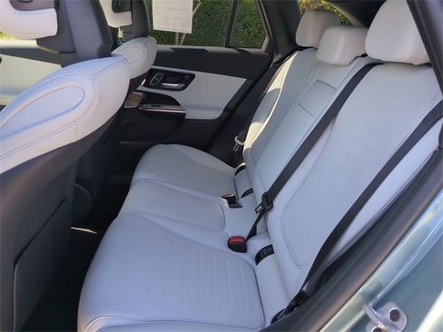 Used 2025 Mercedes-Benz GLC 300 4MATIC image 14
