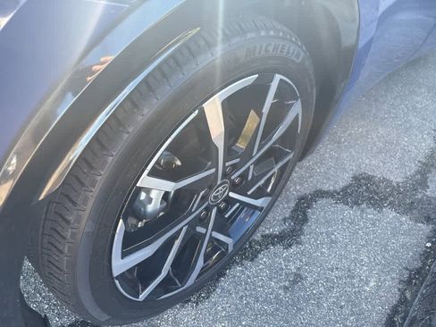 Used 2025 Toyota Prius Plug-In Hybrid image 8