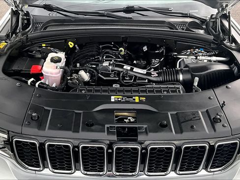 Used 2024 Jeep Grand Cherokee Overland AWD/4WD image 9