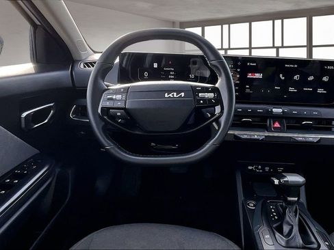 Used 2025 Kia K4 EX image 6