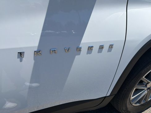 Used 2023 Chevrolet Traverse LT FWD image 35