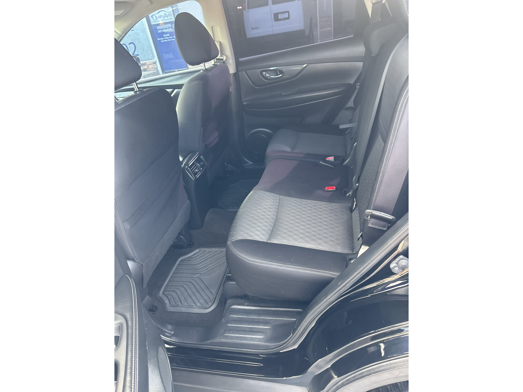 Used 2017 Nissan Rogue SV FWD image 11