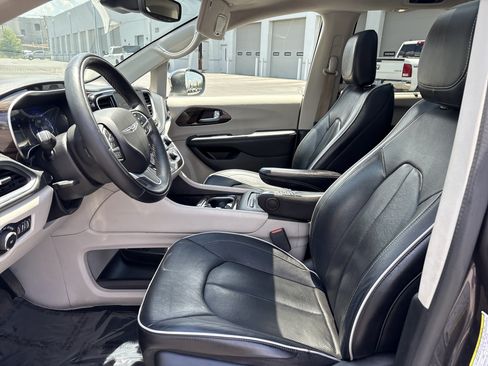 Used 2022 Chrysler Pacifica Limited FWD image 18