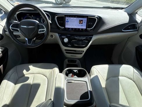 Used 2021 Chrysler Pacifica Touring-L FWD image 19