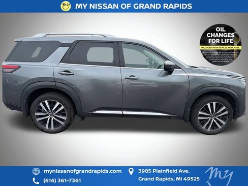 Used 2025 Nissan Pathfinder Platinum AWD/4WD image 9