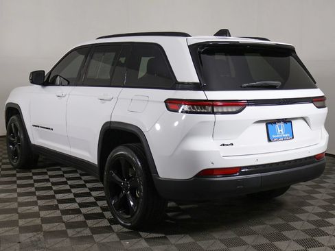 Used 2023 Jeep Grand Cherokee Altitude AWD/4WD image 10